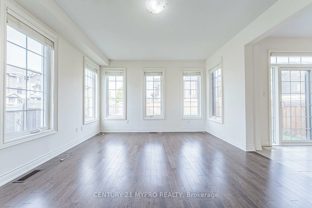 2, Manor Hampton, Sharon, East Gwillimbury