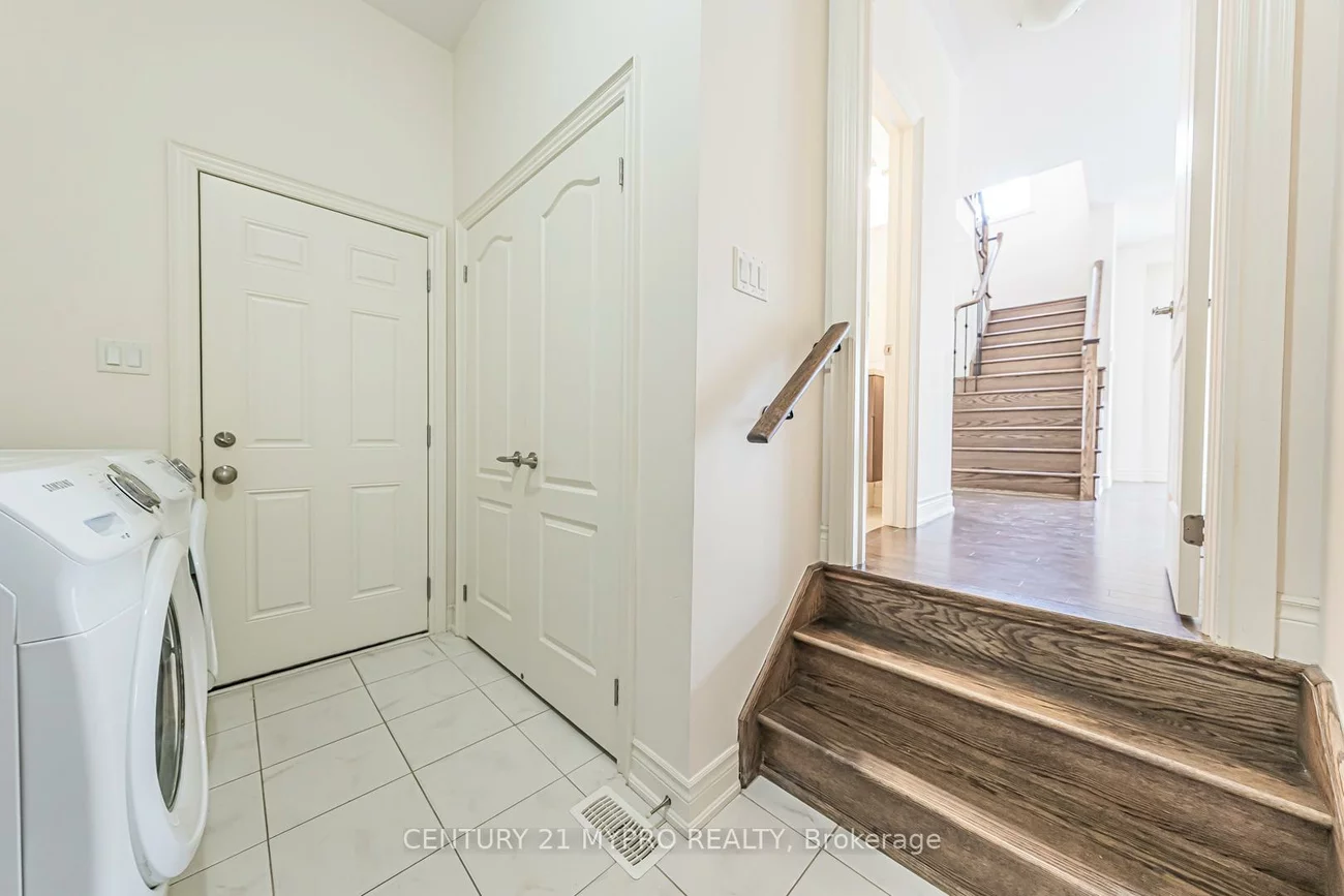 2, Manor Hampton, Sharon, East Gwillimbury