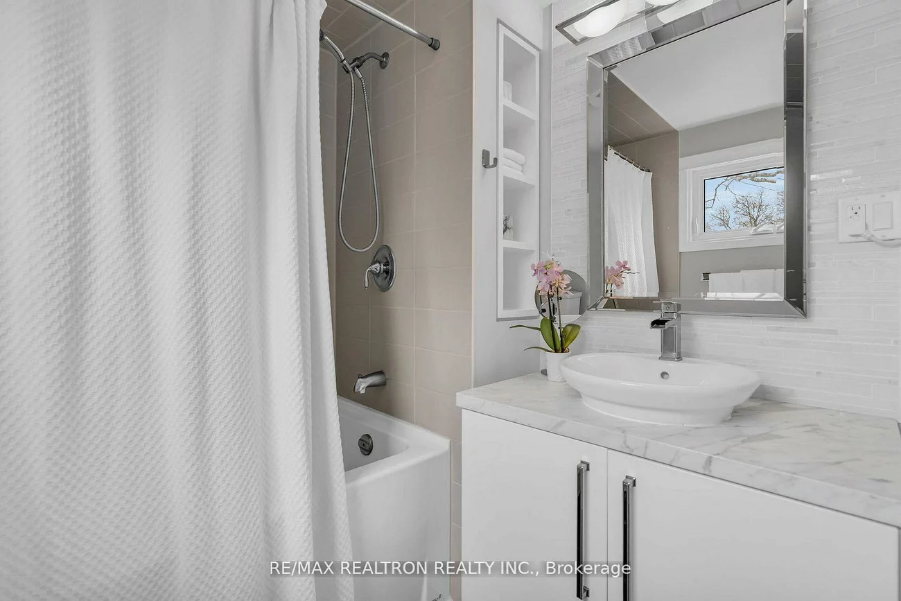 1785, Mount Albert, Sharon, East Gwillimbury