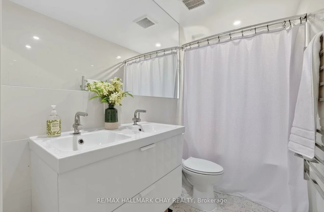 1587, Mount Albert, Sharon, East Gwillimbury