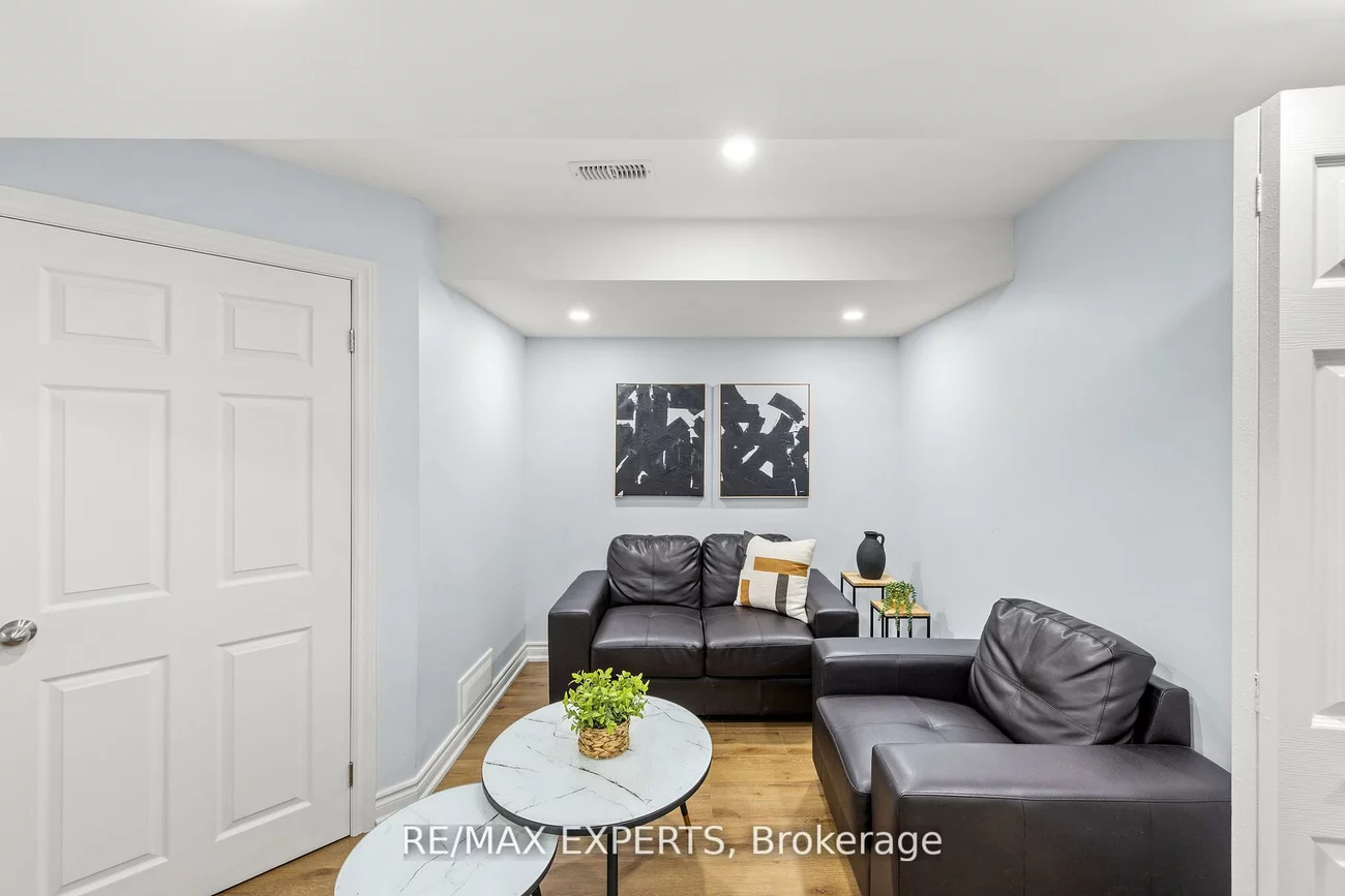 22, Manor Glen, Mt Albert, East Gwillimbury