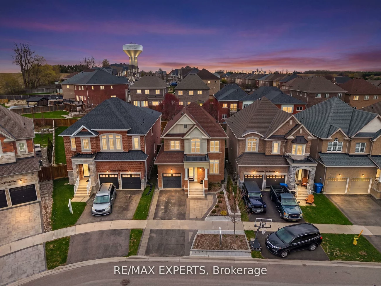 22, Manor Glen, Mt Albert, East Gwillimbury