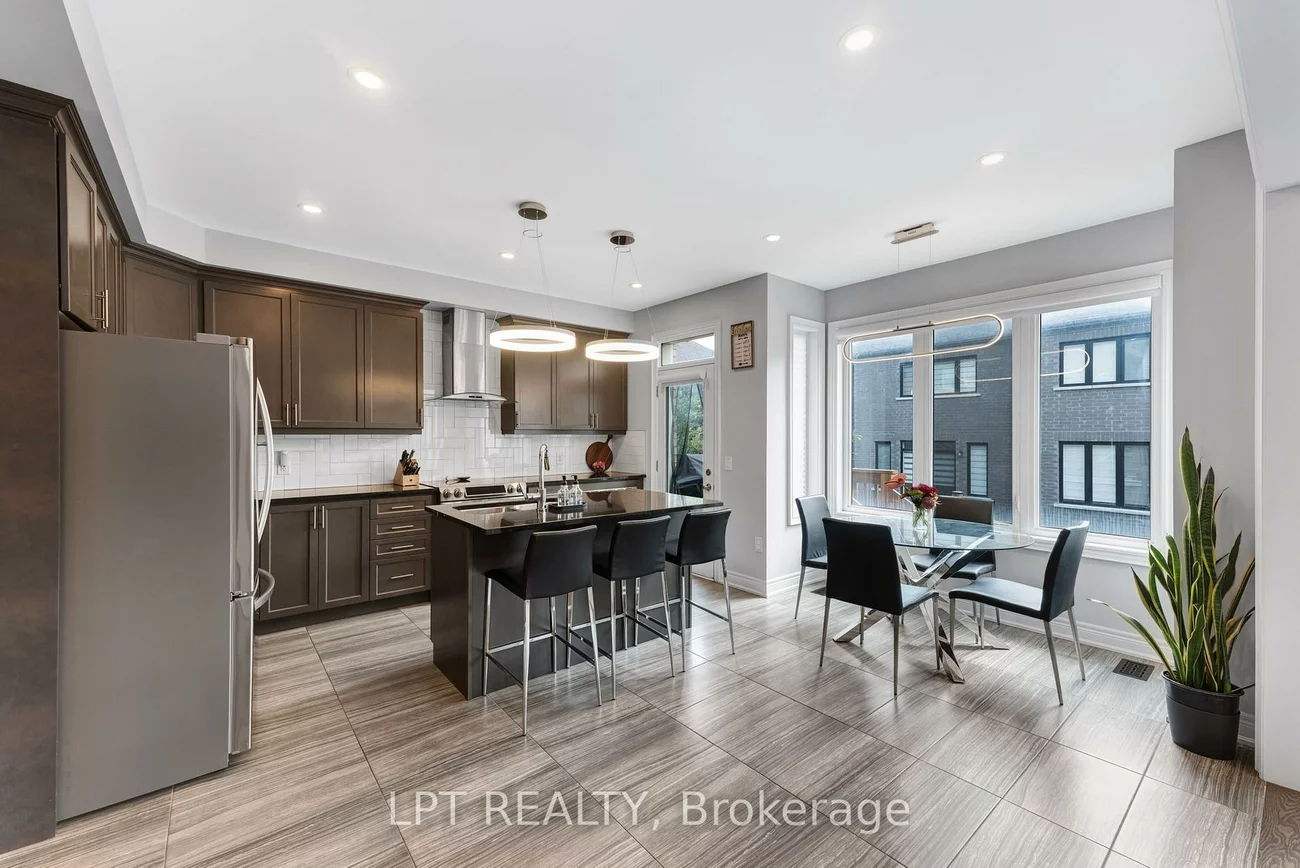 33, Mondial, Queensville, East Gwillimbury