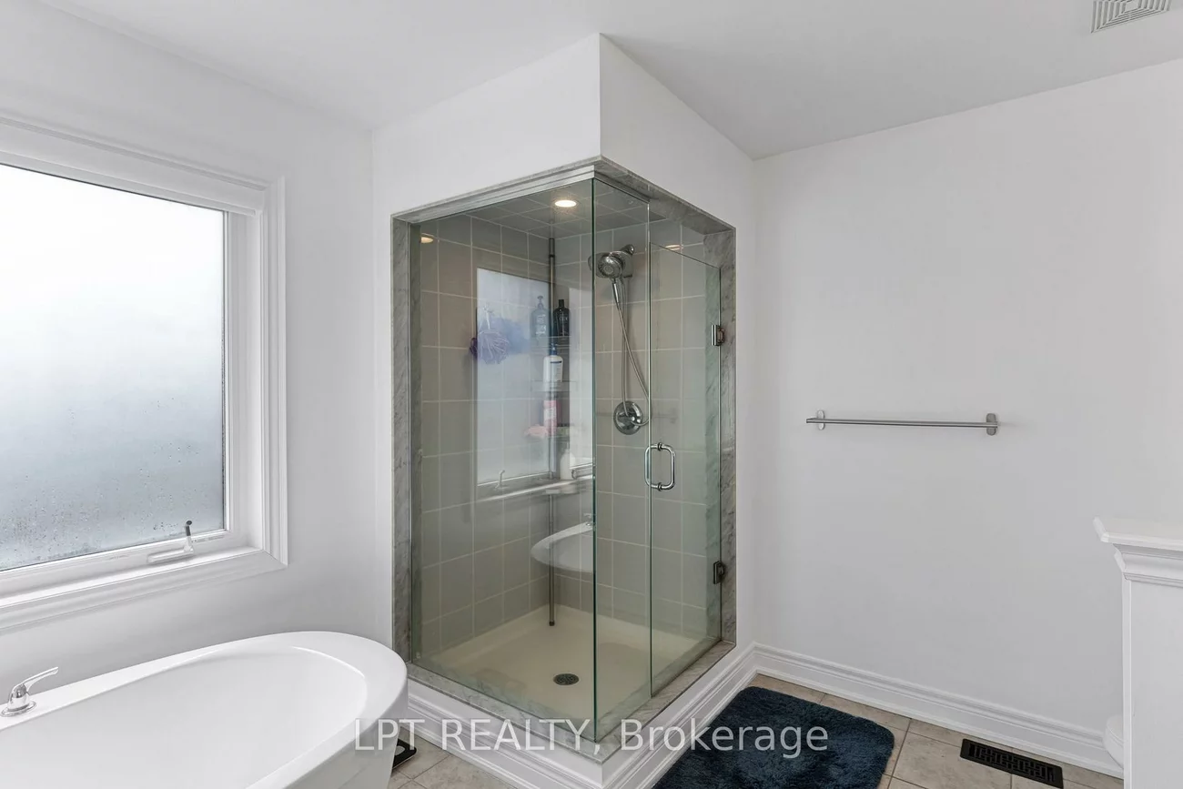 33, Mondial, Queensville, East Gwillimbury