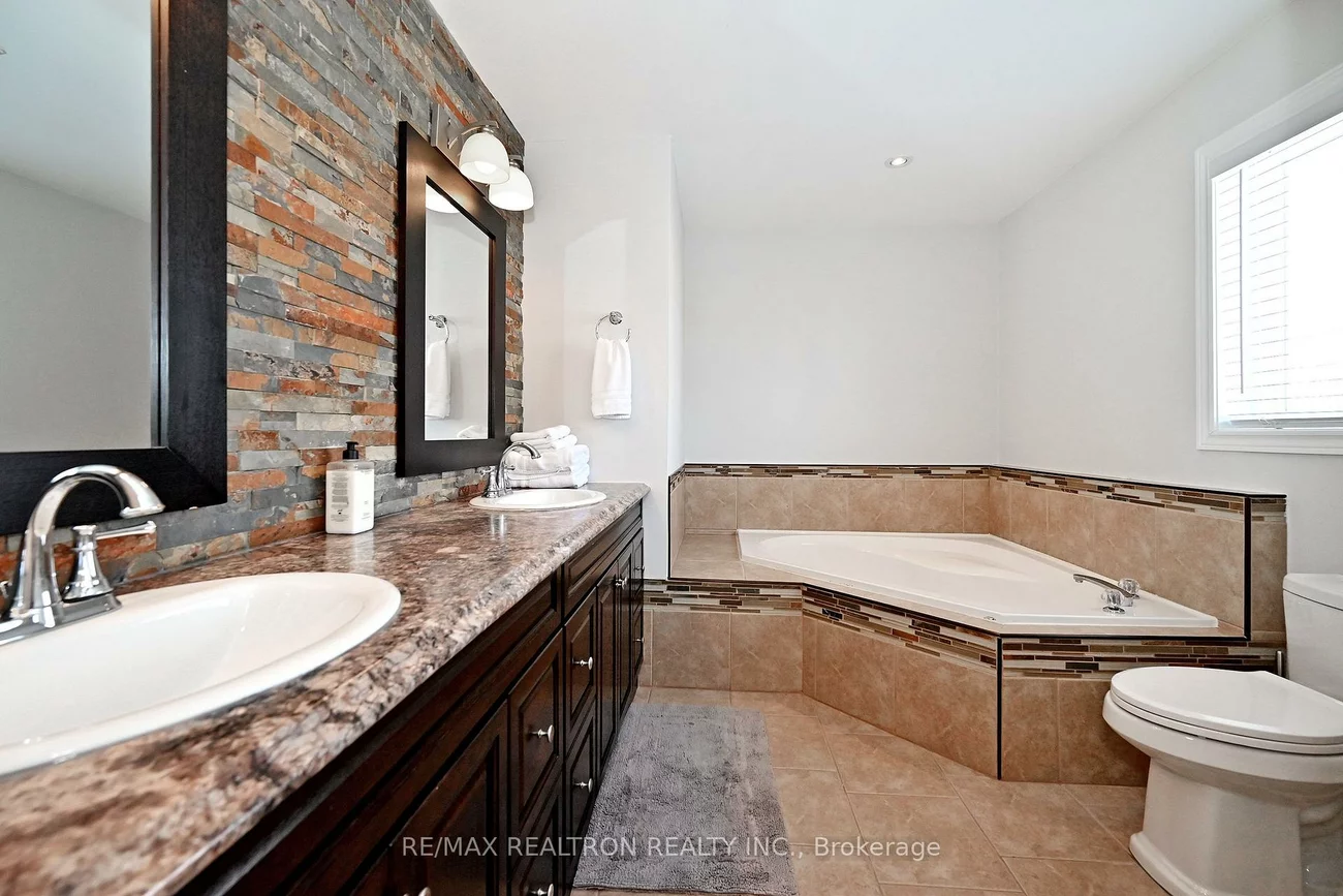 1128, Corrie, Alcona, Innisfil