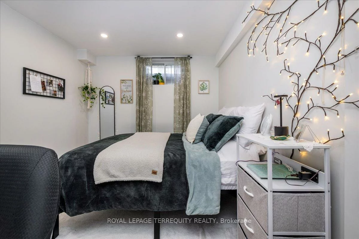 2610, Lawrence, Stroud, Innisfil