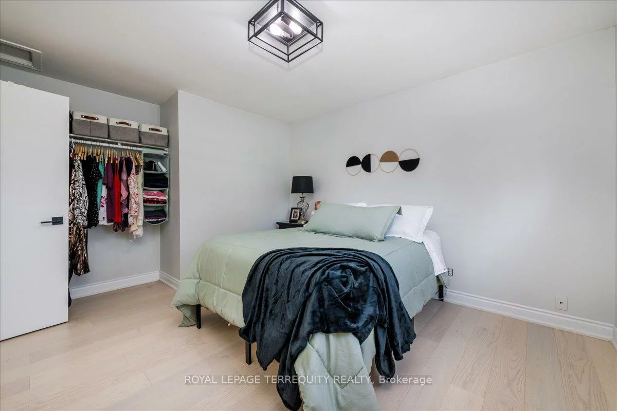 2610, Lawrence, Stroud, Innisfil