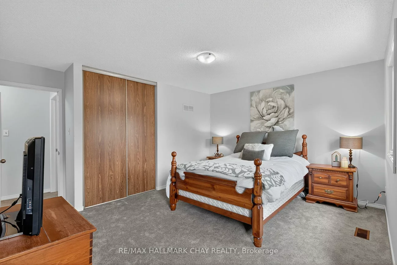 992, Anna Maria, Alcona, Innisfil