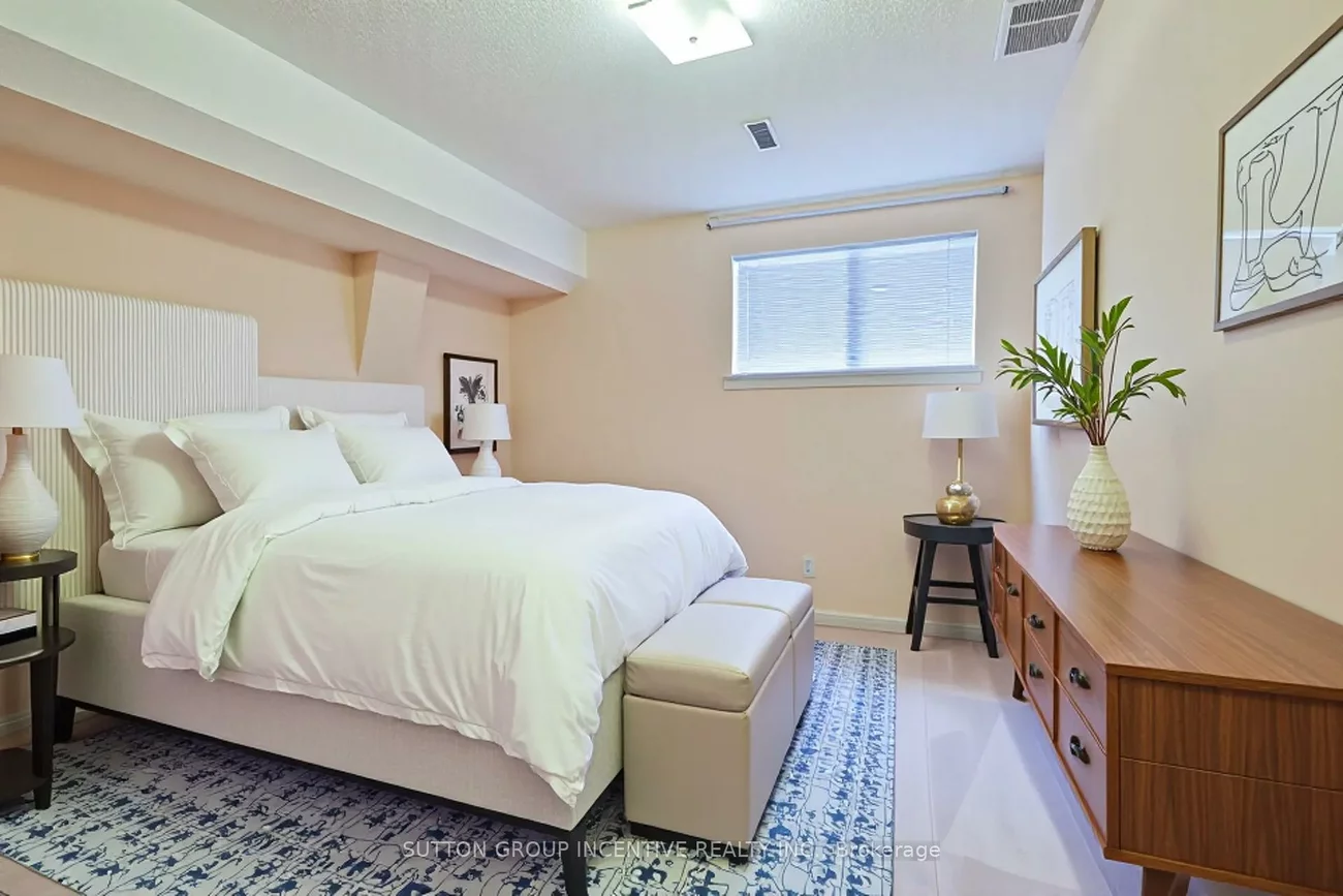 2276, Scythes, Stroud, Innisfil