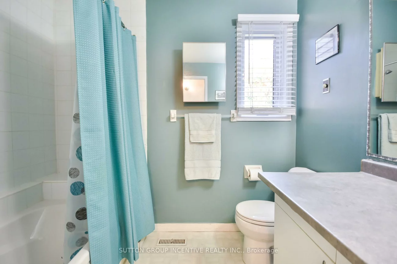 2276, Scythes, Stroud, Innisfil