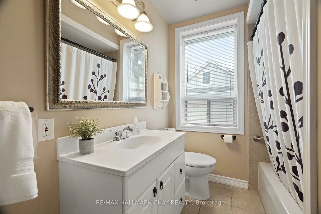 2088, Victoria, Stroud, Innisfil