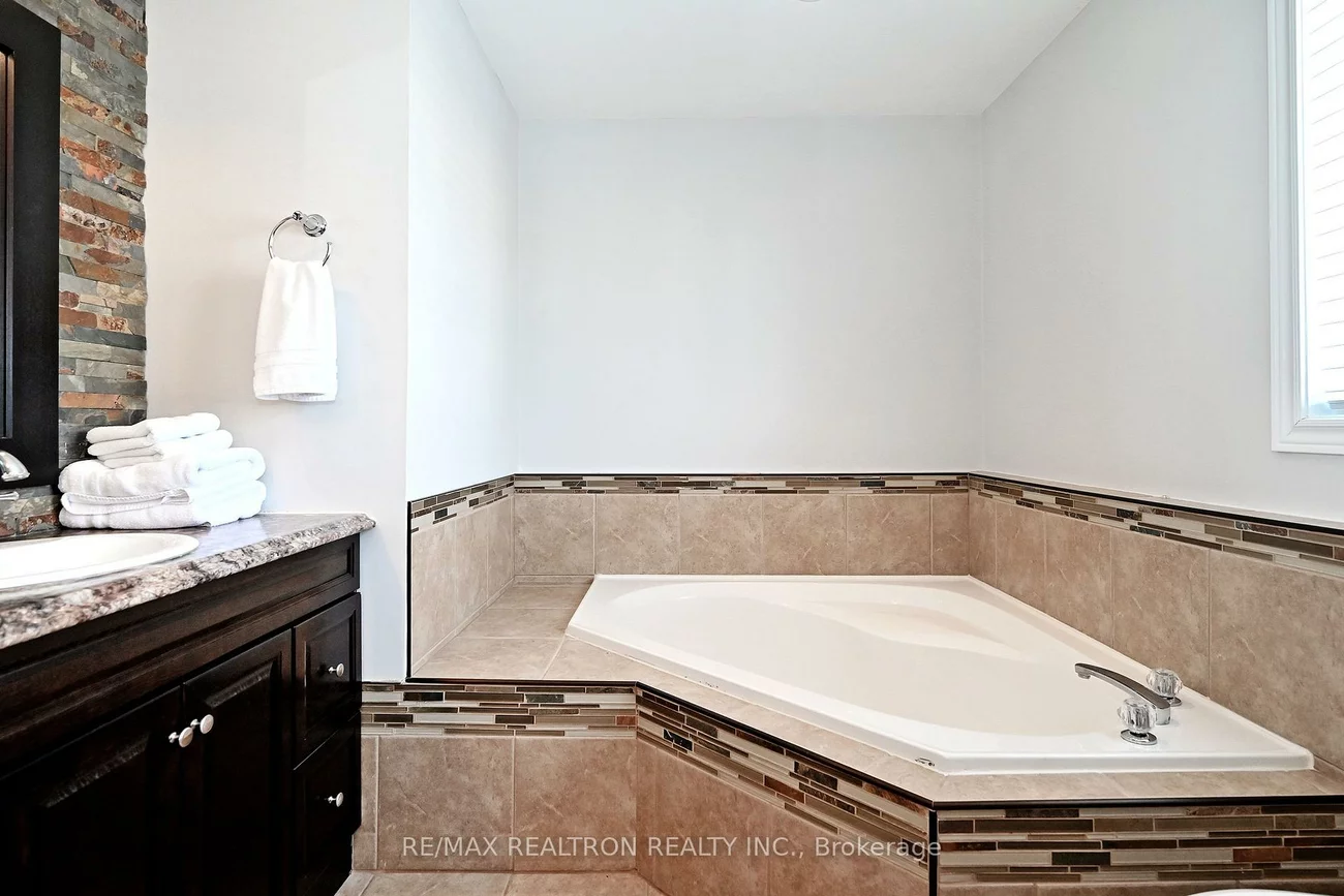 1128, Corrie, Alcona, Innisfil