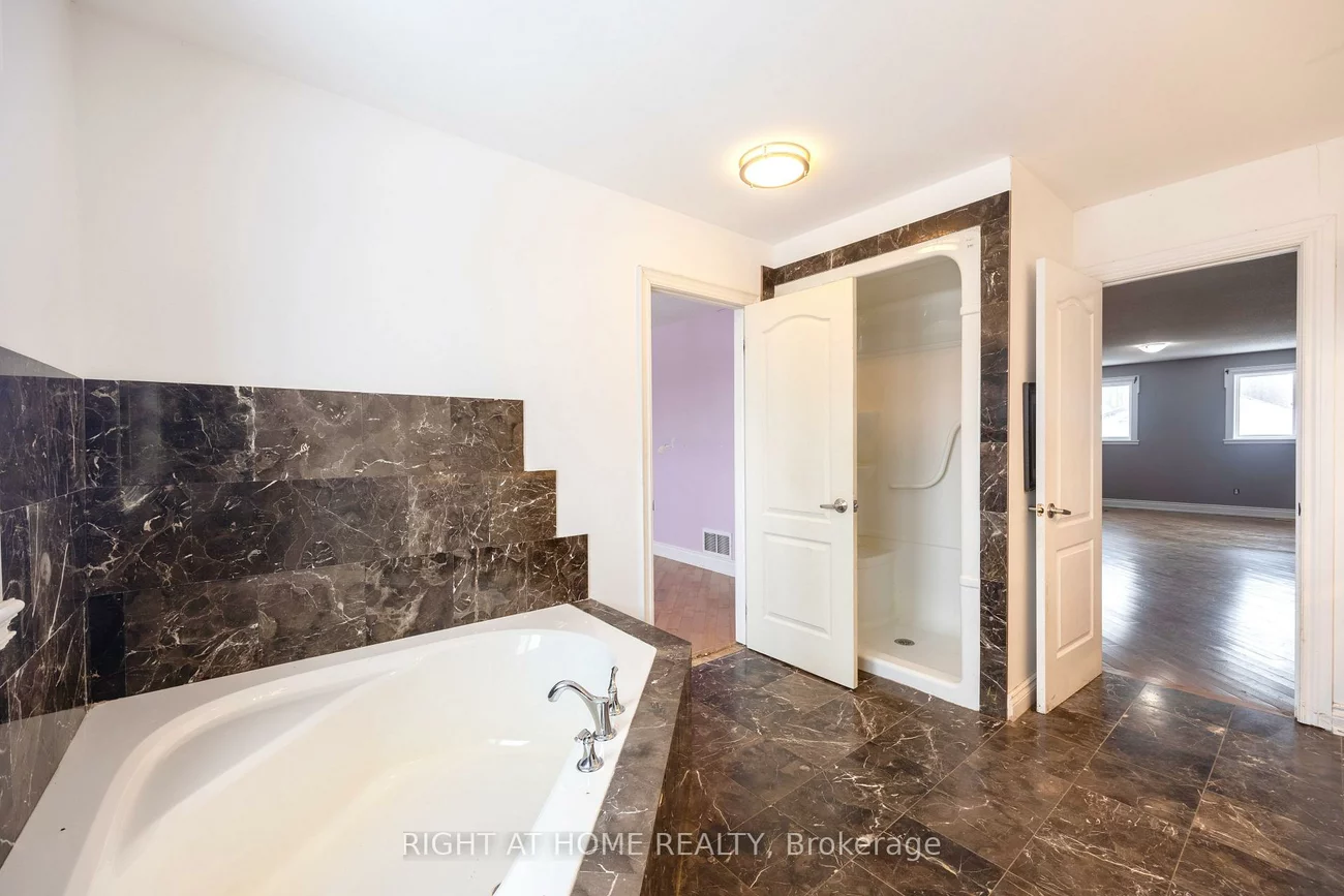 1215, Lowrie, Alcona, Innisfil