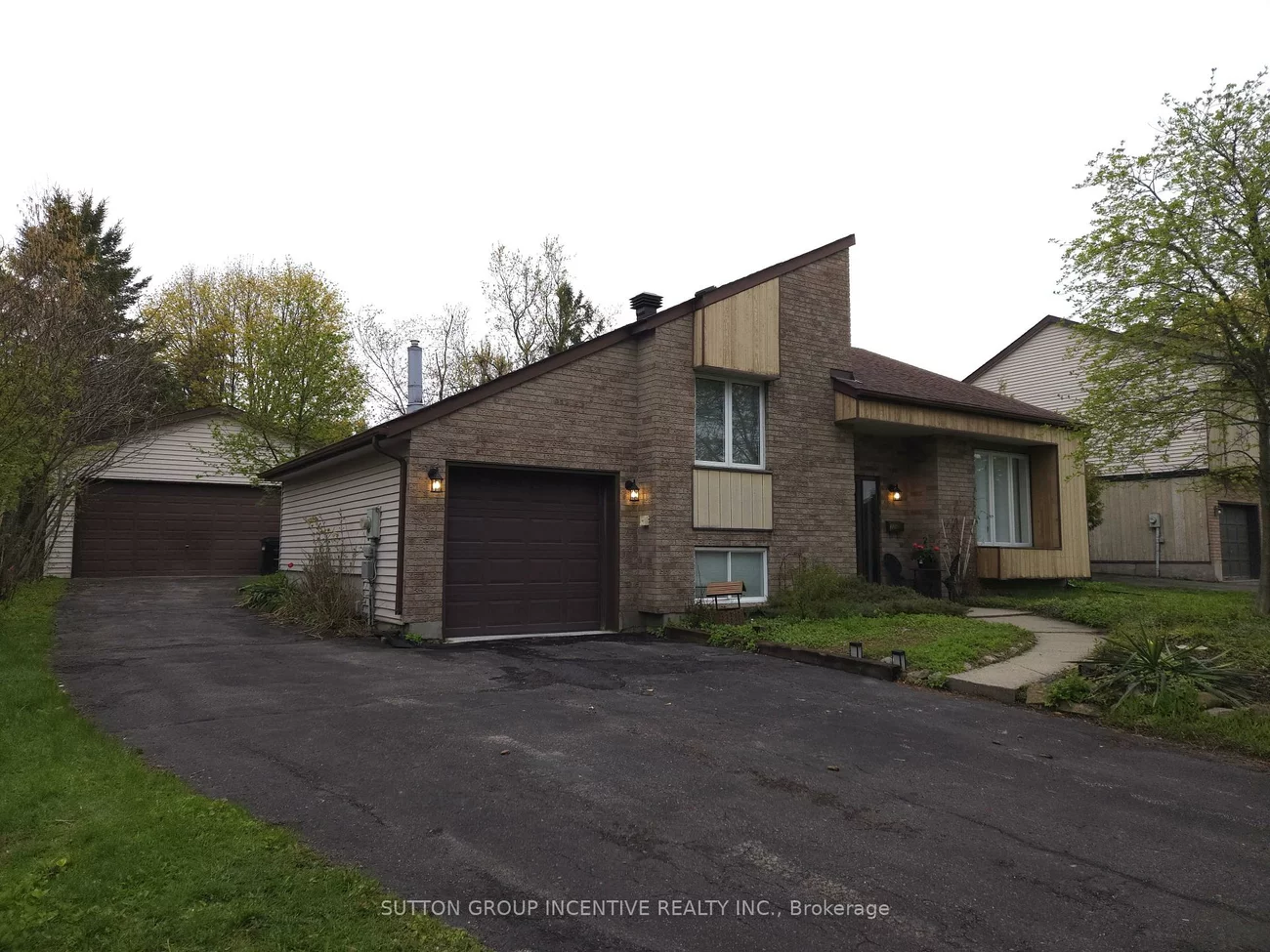 2276, Scythes, Stroud, Innisfil