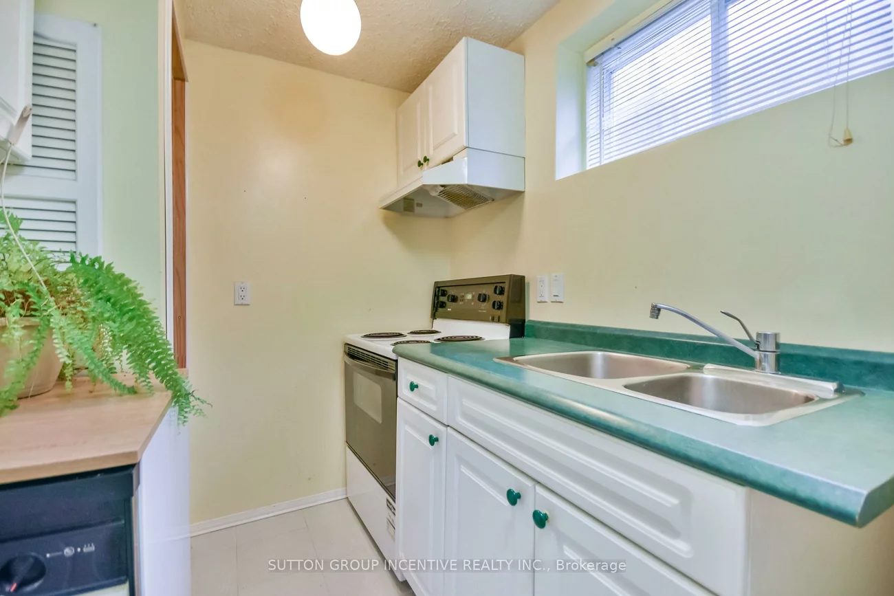 2276, Scythes, Stroud, Innisfil