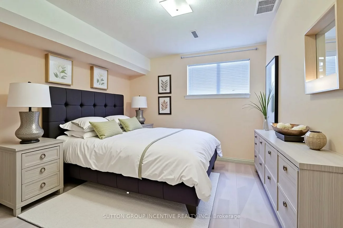 2276, Scythes, Stroud, Innisfil