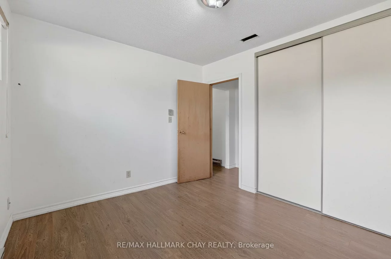 2652, Lawrence, Stroud, Innisfil