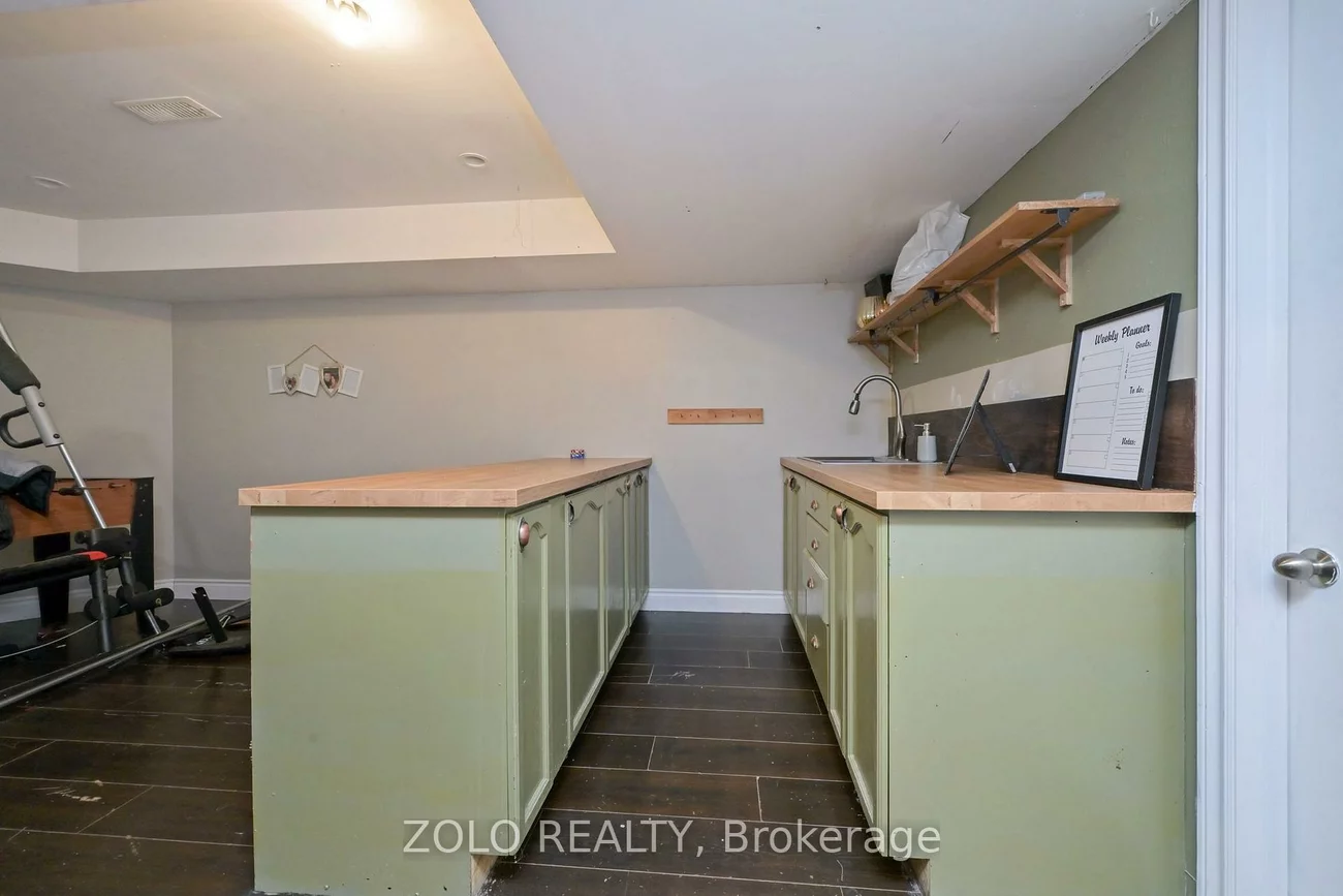 1077, Anna Maria, Alcona, Innisfil