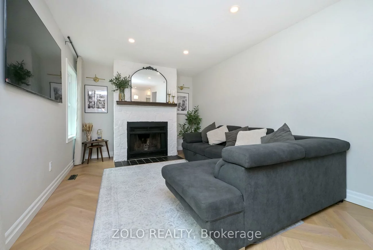 1077, Anna Maria, Alcona, Innisfil