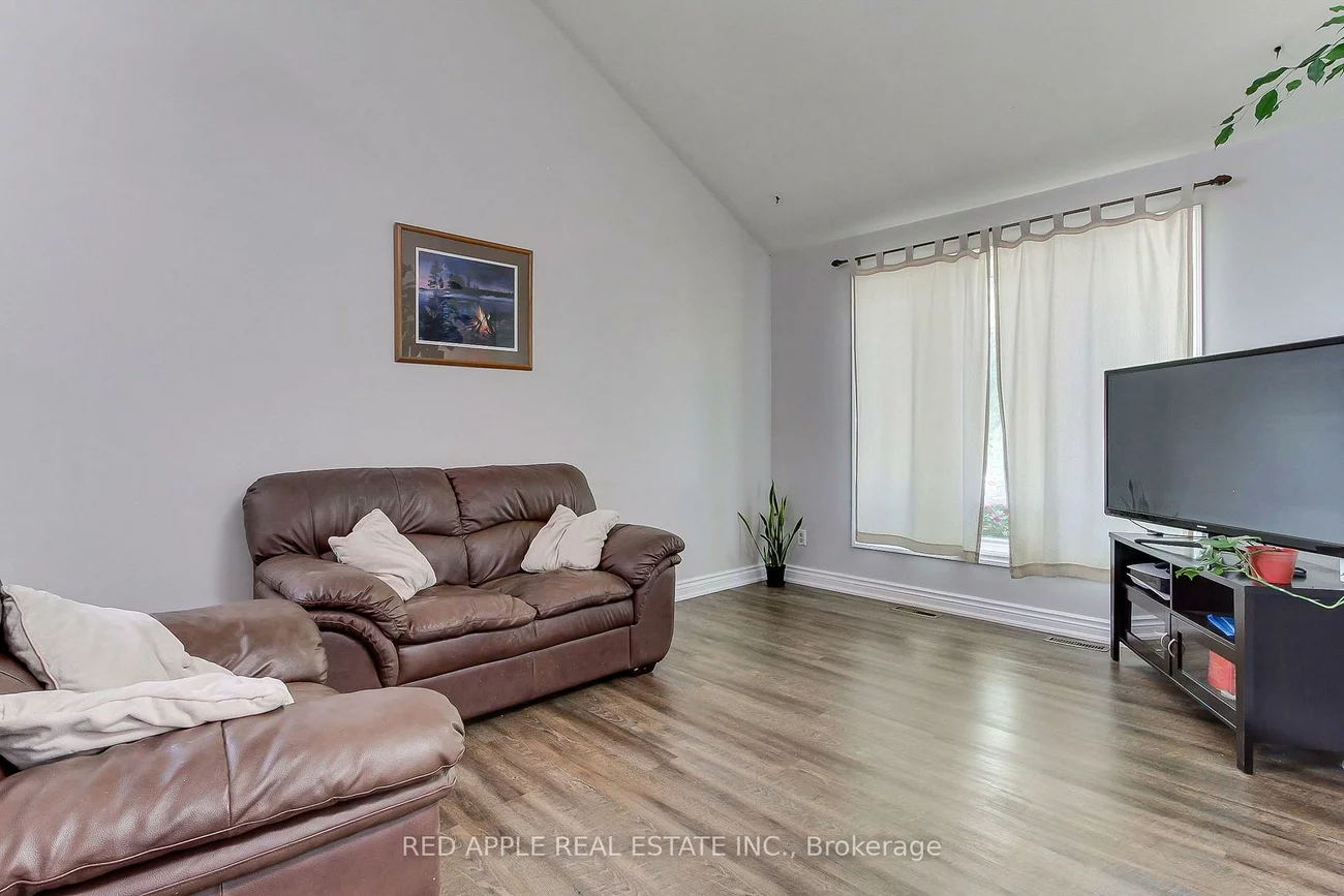 2277, Scythes, Stroud, Innisfil
