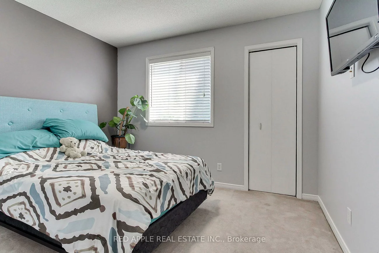 2277, Scythes, Stroud, Innisfil