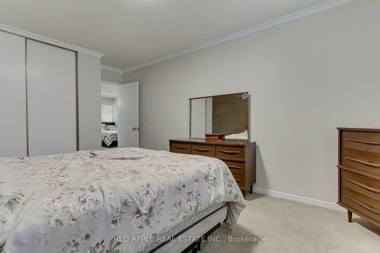 2277, Scythes, Stroud, Innisfil