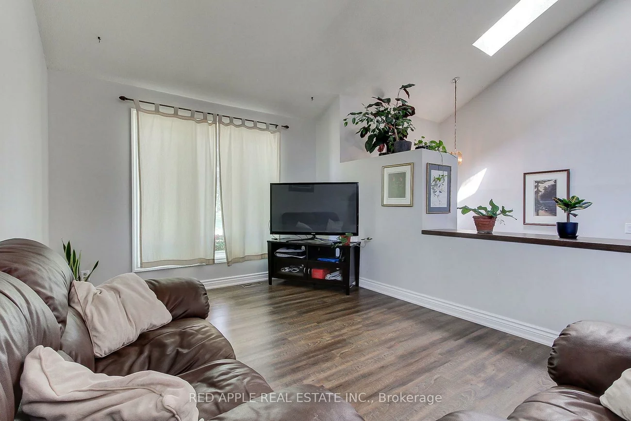 2277, Scythes, Stroud, Innisfil