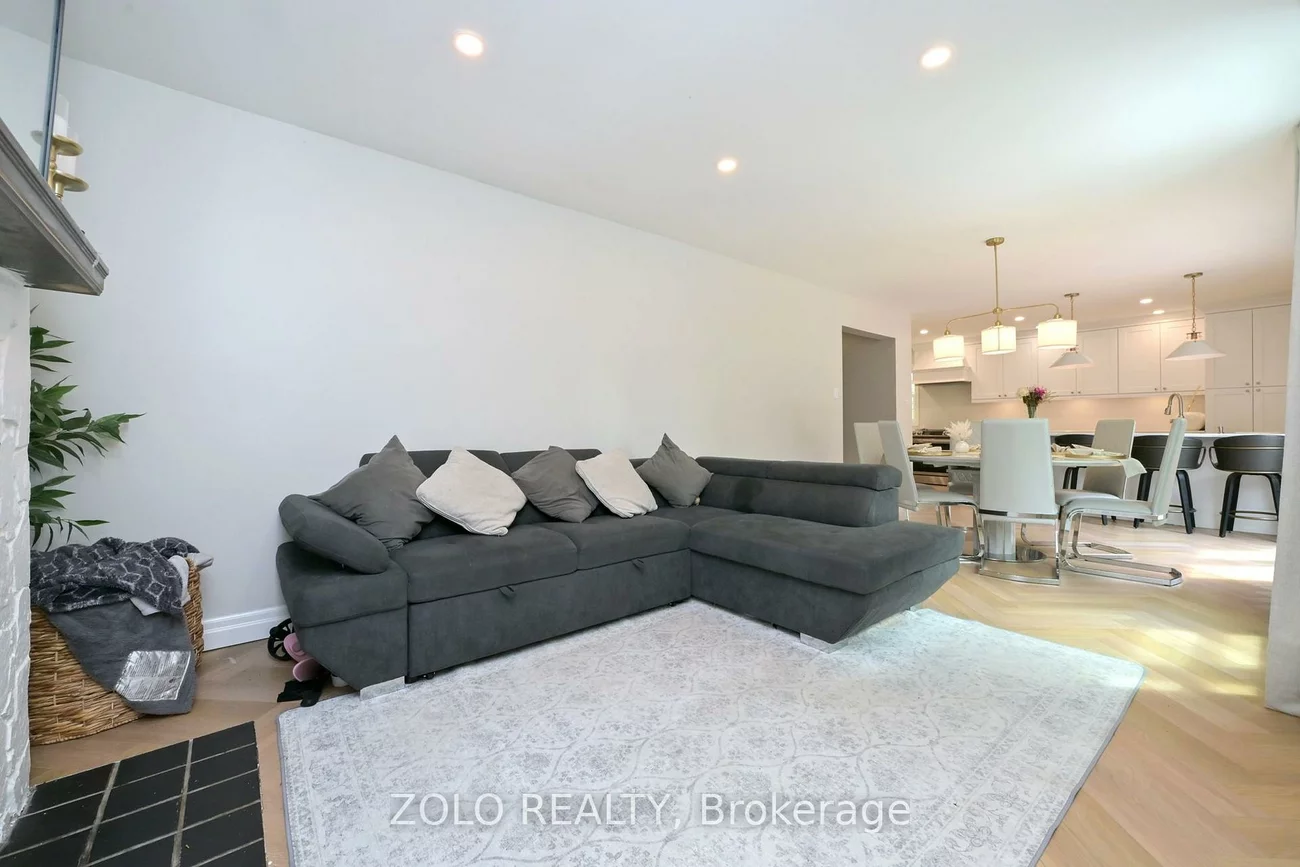 1077, Anna Maria, Alcona, Innisfil