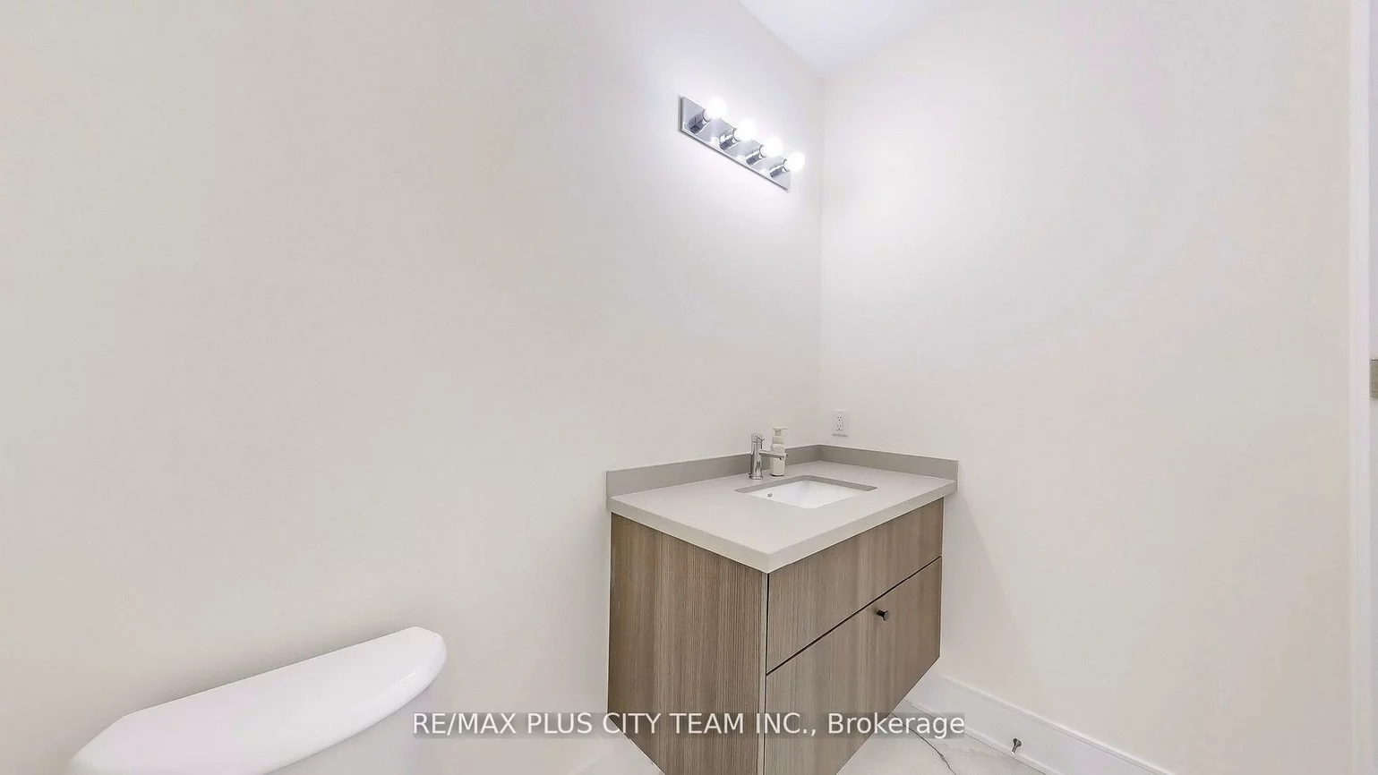 8, Saxby Farm, King City, King