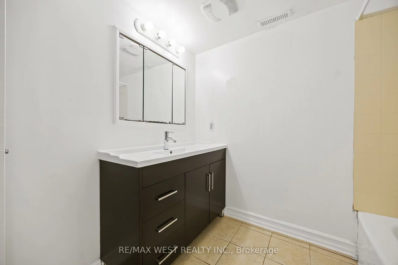 2440, King, King City, King