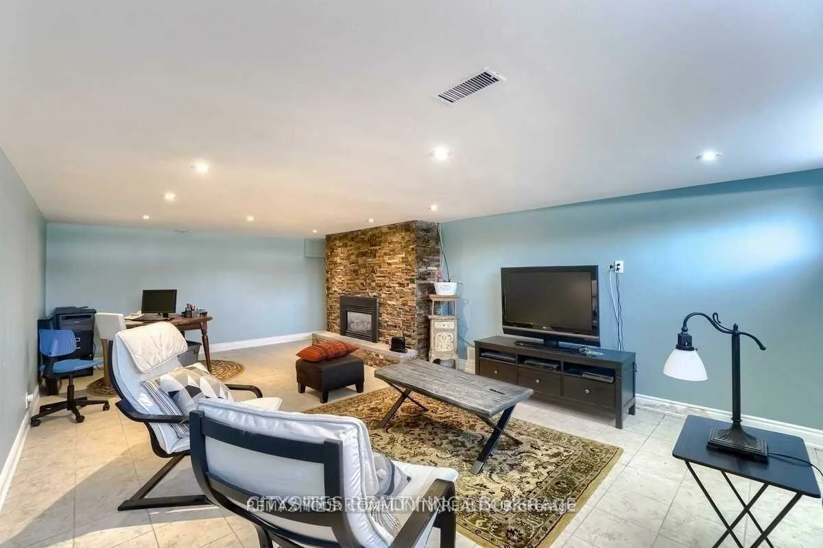 5890, 15th, Schomberg, King