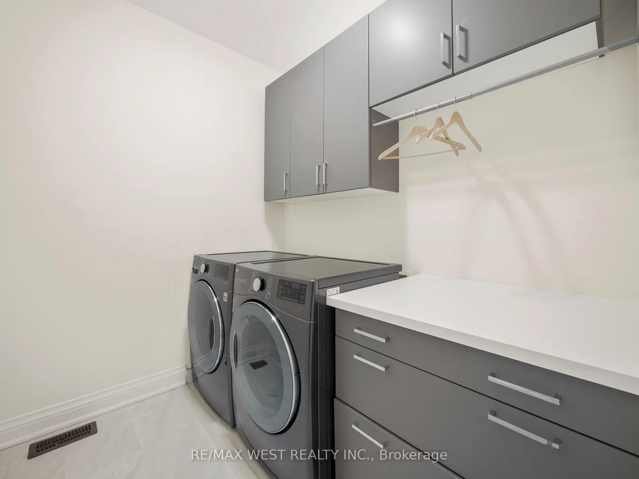 30, Drizzel Cres, Rural King, King