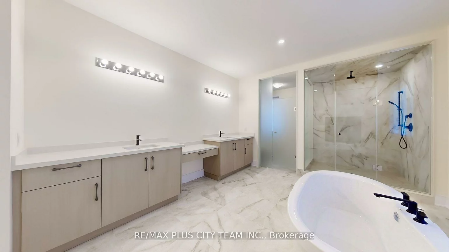 8, Saxby Farm, King City, King