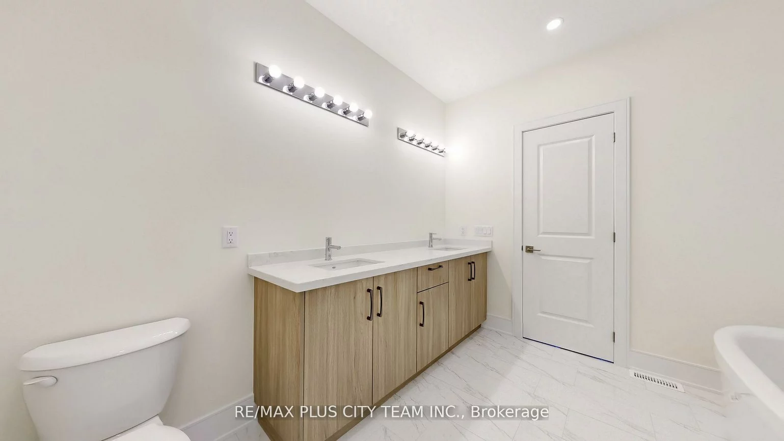 8, Saxby Farm, King City, King