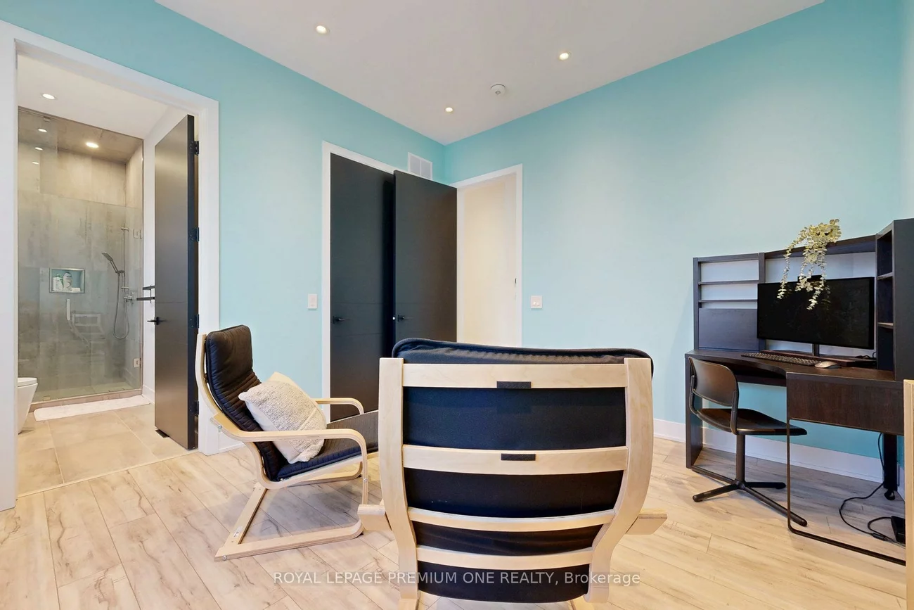 11, Hollywood, Nobleton, King