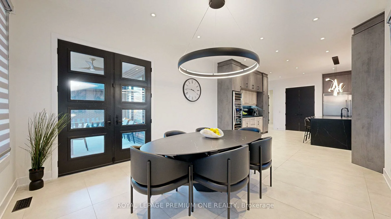 11, Hollywood, Nobleton, King