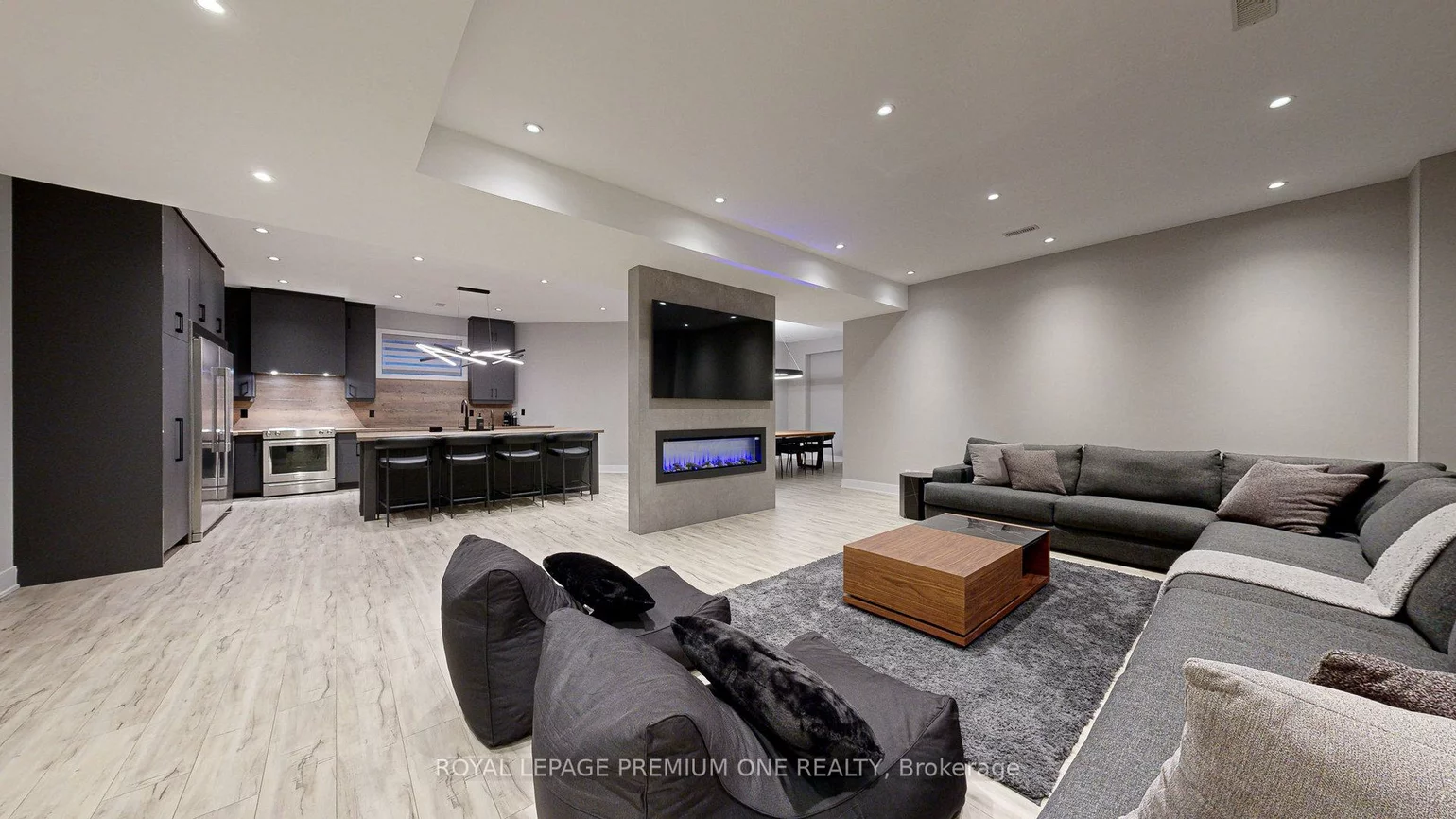 11, Hollywood, Nobleton, King