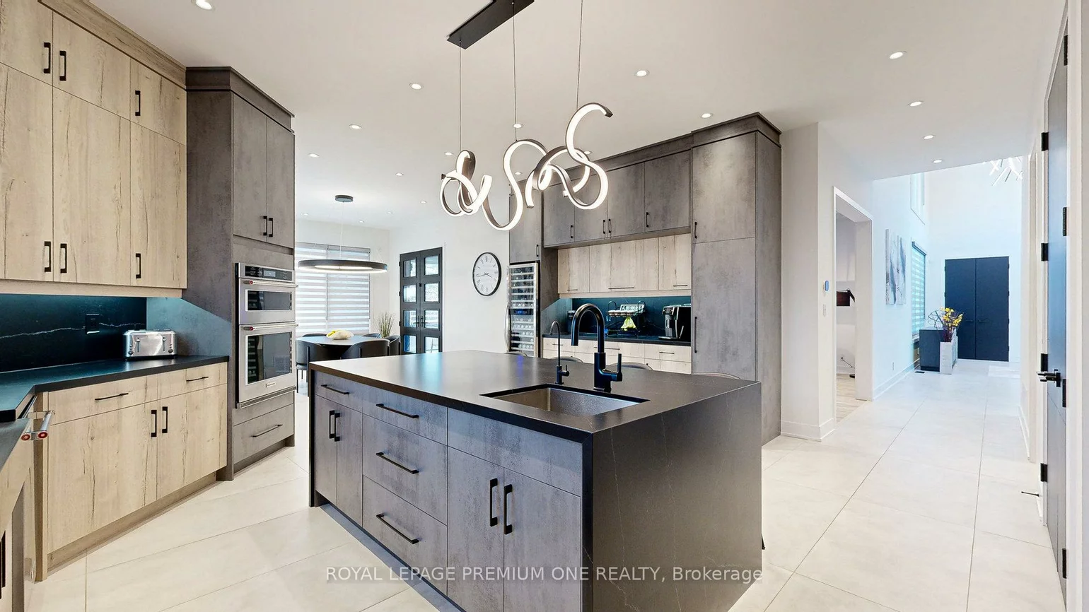 11, Hollywood, Nobleton, King