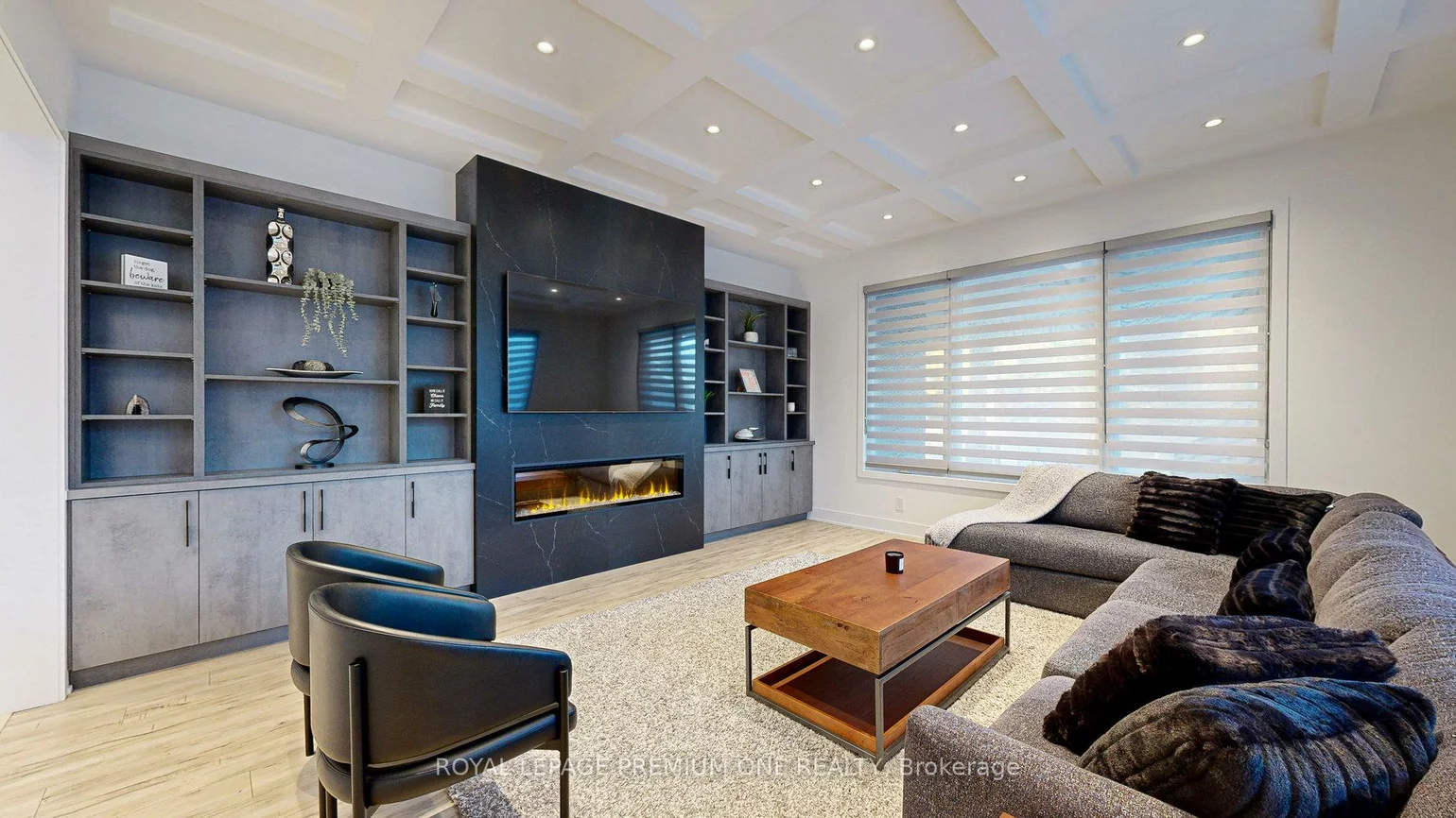 11, Hollywood, Nobleton, King