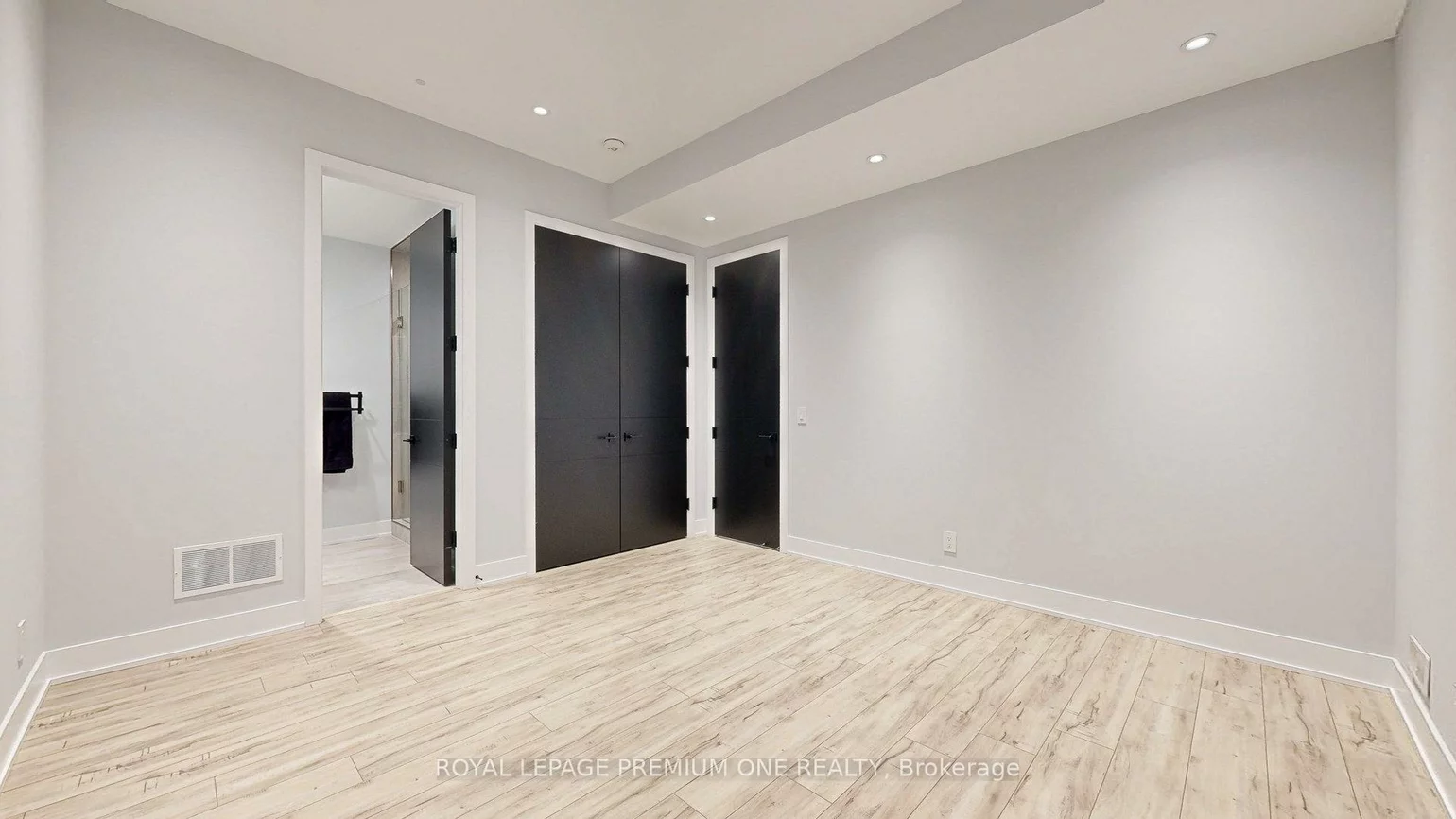 11, Hollywood, Nobleton, King