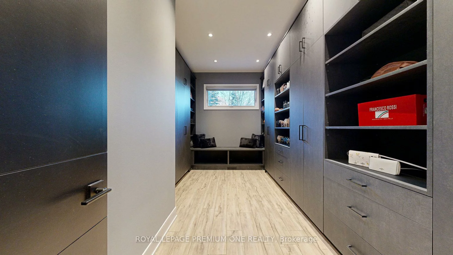 11, Hollywood, Nobleton, King