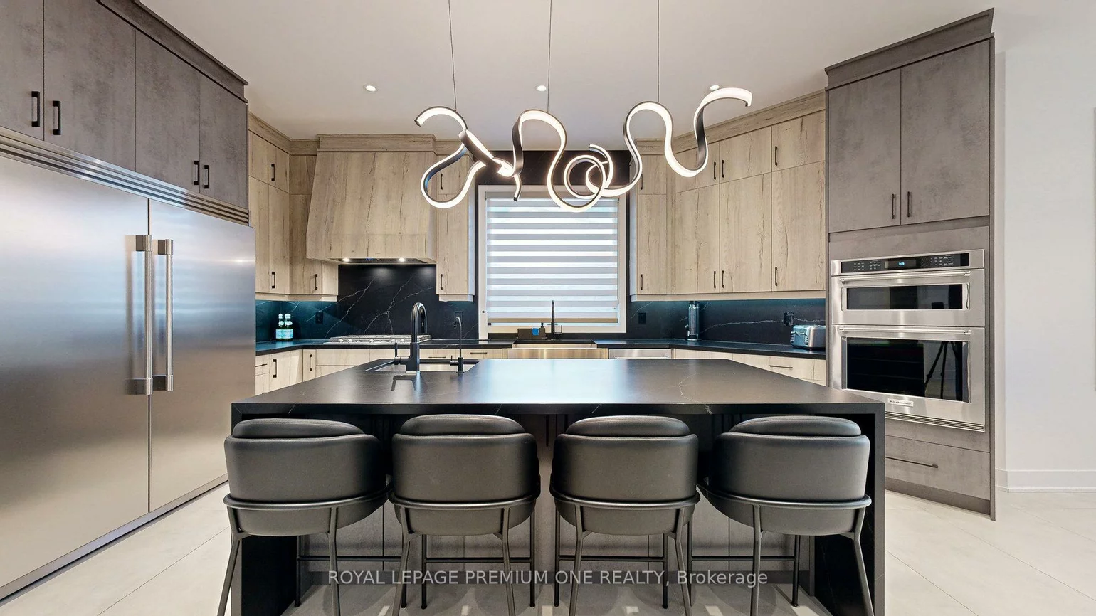 11, Hollywood, Nobleton, King