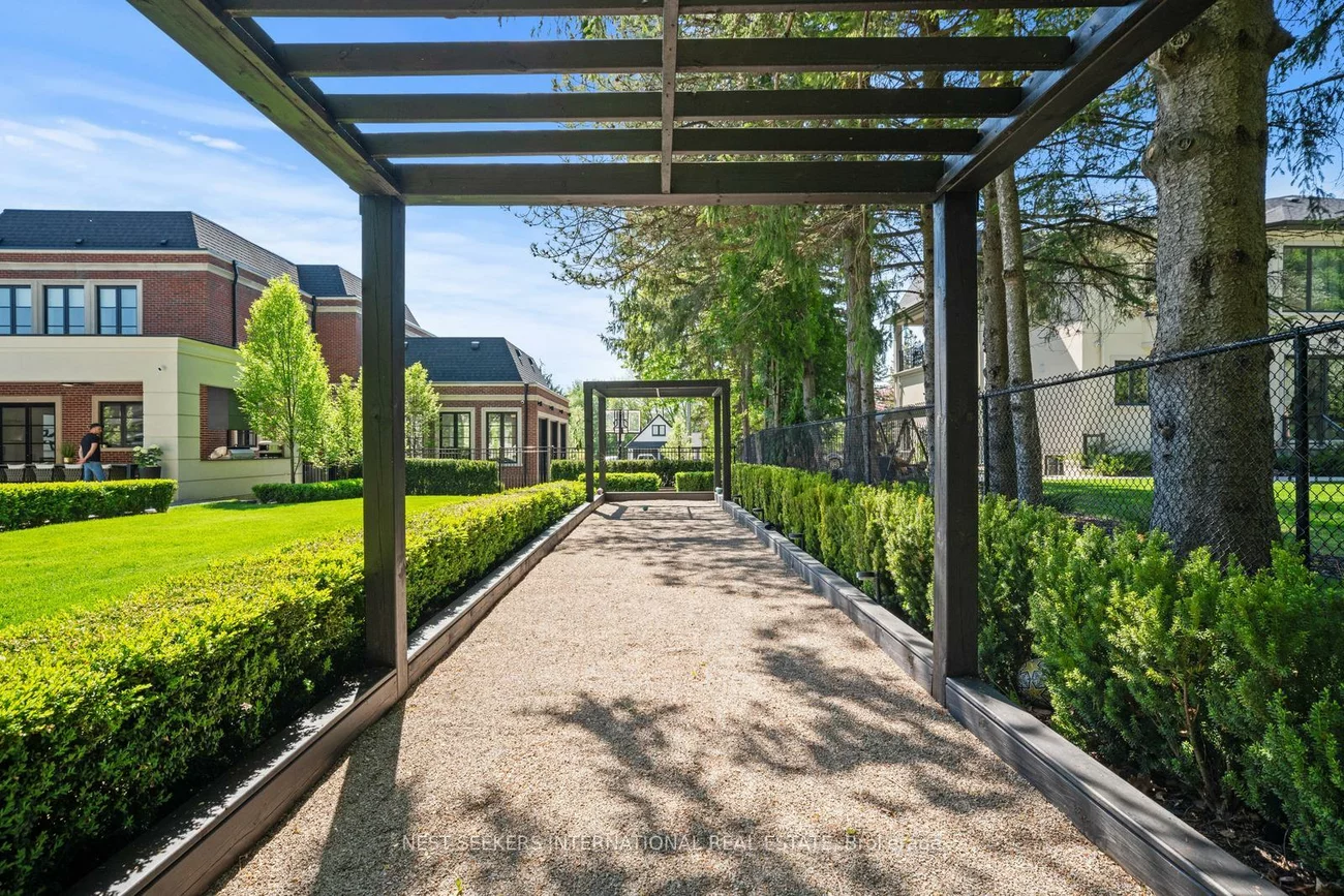 6, Forestave, Nobleton, King