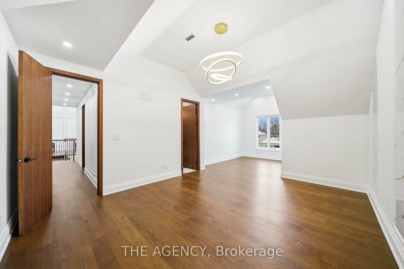 221, Burton Grove, King City, King