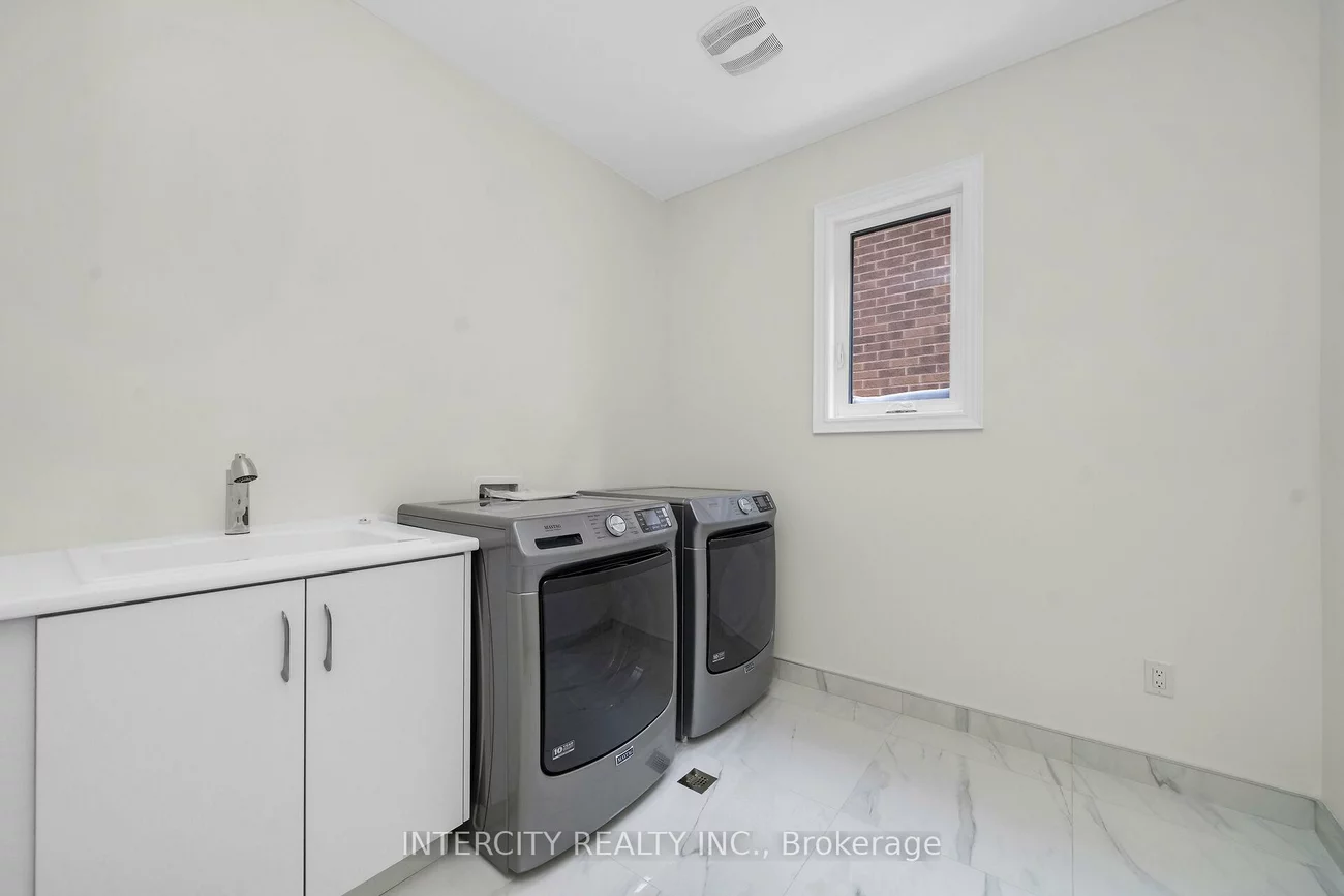 10, Saxby Farm, King City, King