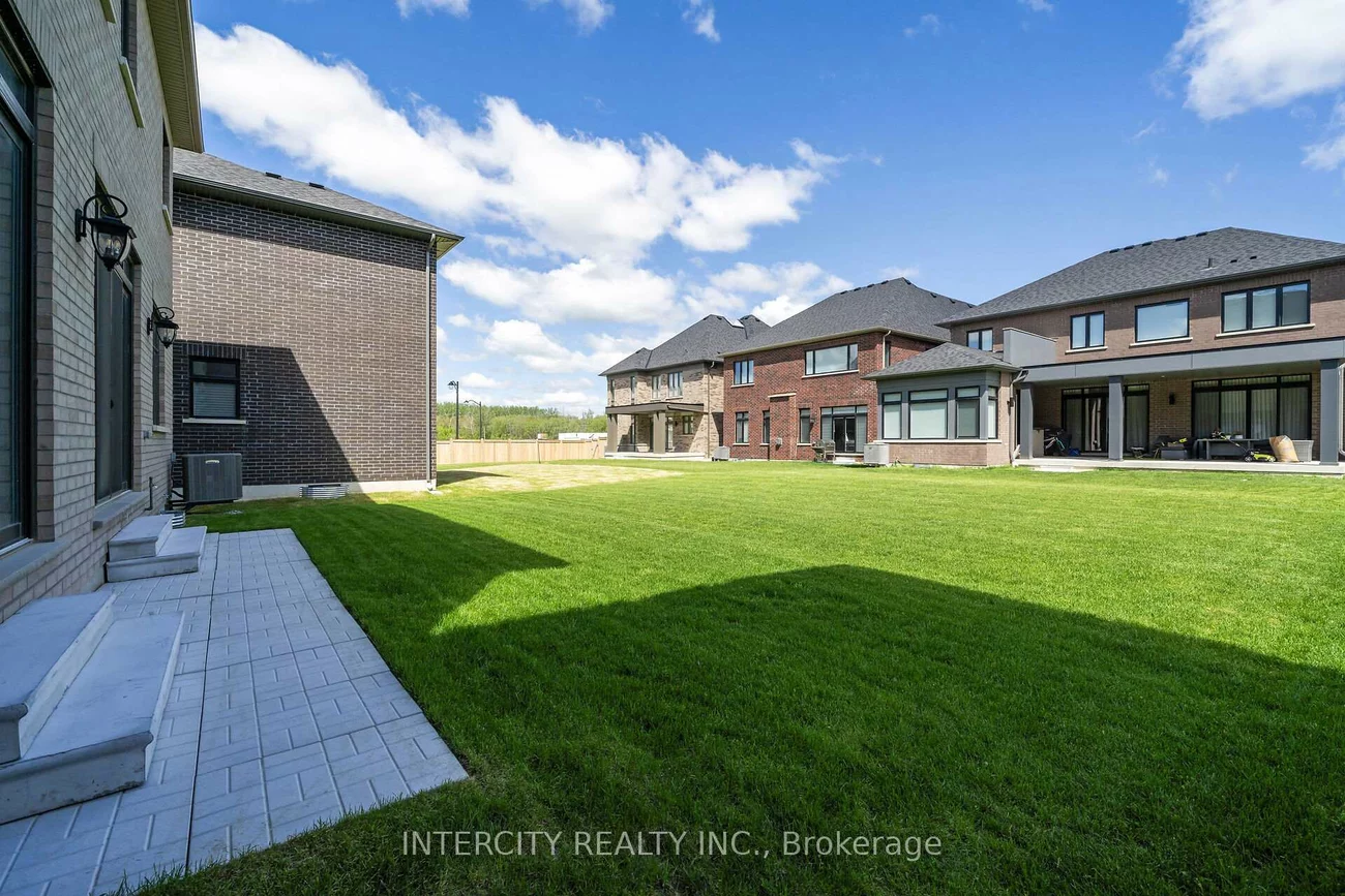 10, Saxby Farm, King City, King
