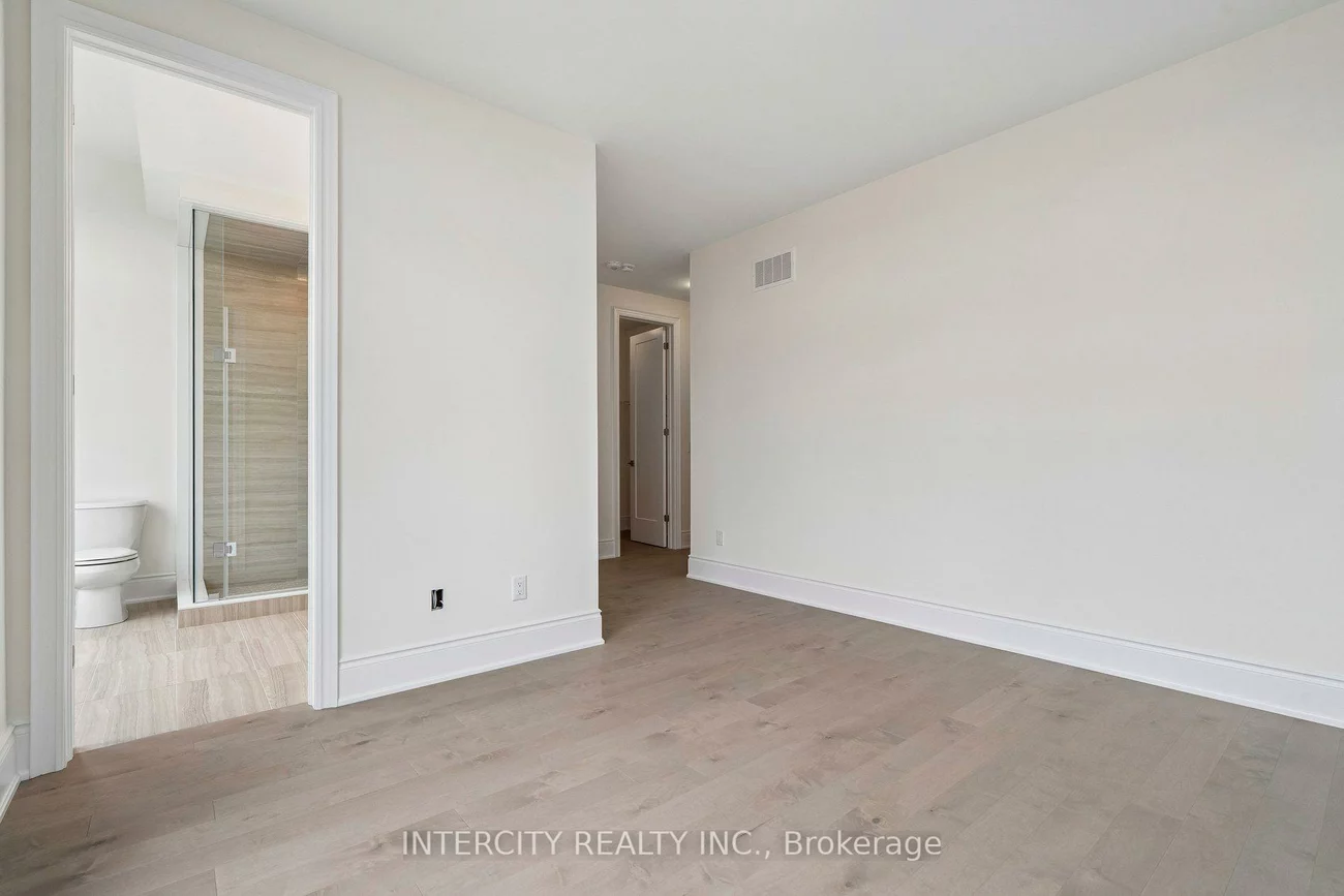 17, Garriock Hall, King City, King