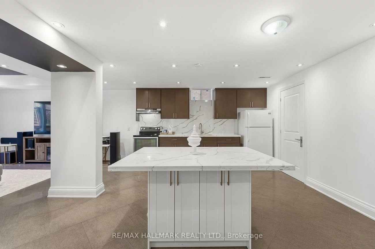 21, Skyline, Nobleton, King
