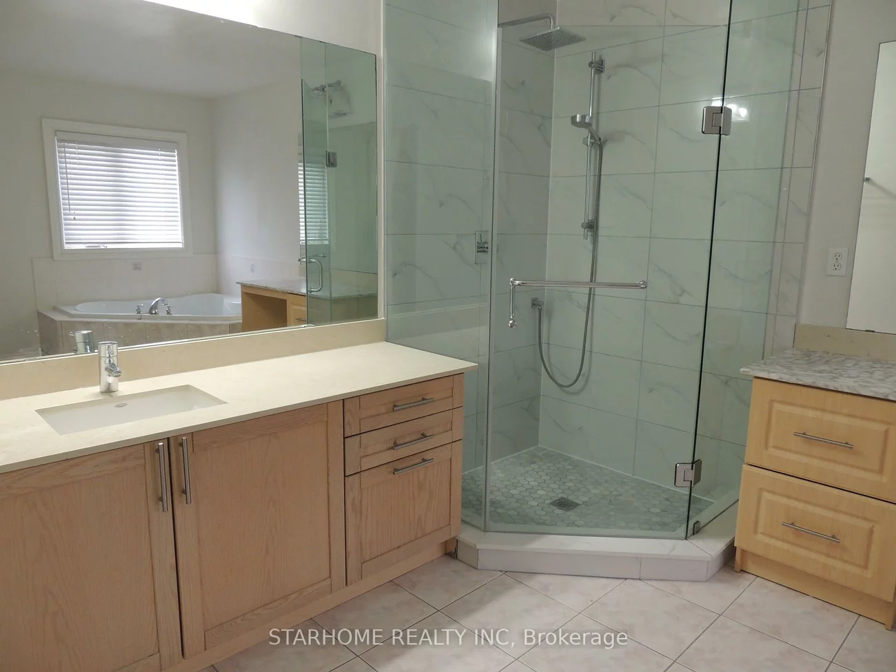 32, Hunters Corners, Berczy, Markham
