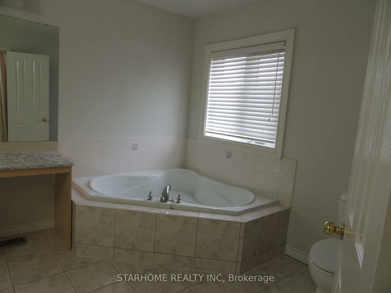 32, Hunters Corners, Berczy, Markham